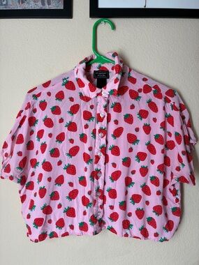🍓Hot Topic Midnight Hour Pink Red Strawberry Boxy Crop Button-Up Shirt